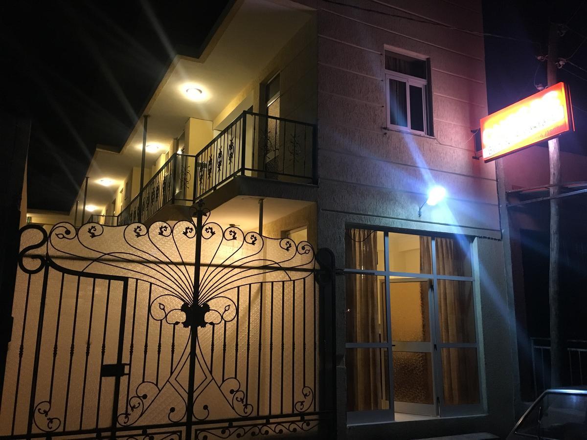 Cheers Bed & Breakfast Addis Abeba Esterno foto